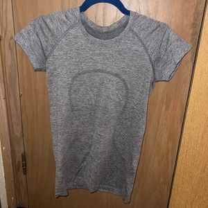 Size 6 Lulu Lemon Swiftly Tech Short-Sleeve Shirt in grey